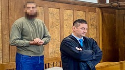 Das Foto zeigt den Angeklagten beim Prozessbeginn