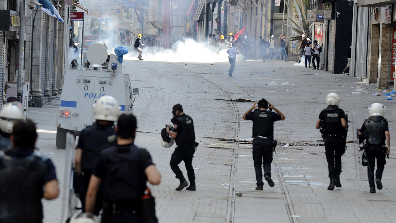 Demonstranten in Istanbul fliehen vor der Polizei (16.6.2013)