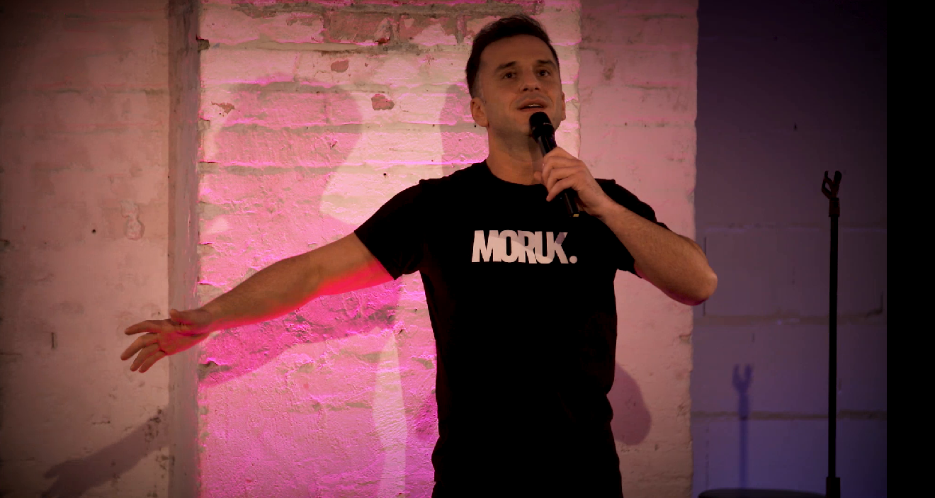 Comedian Özcan Cosar mit Mikrofon in der Hand beim Liveauftritt im 1LIVE-Studio.