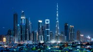Erleuchtete Skyline von Dubai mit Burj Khalifa bei Nacht