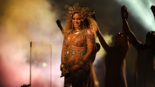 Beyoncé mit schwangerem Bauch auf der Bühne