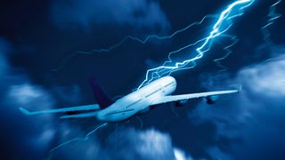 Ein Flugzeug wird von einem Blitz getroffen.