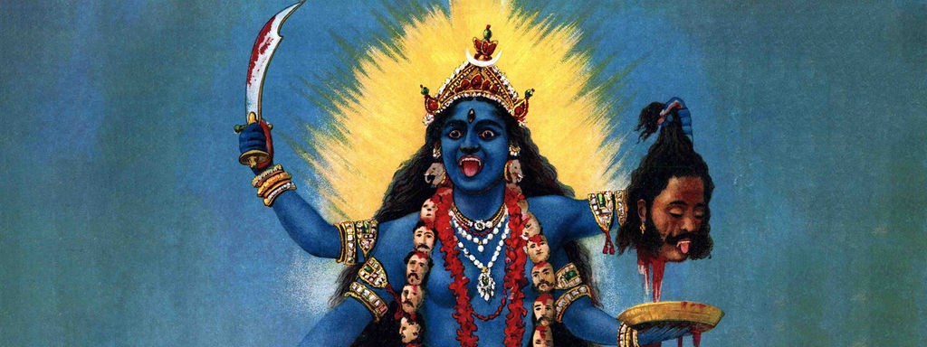 Gemälde "Kali Trampling Shiva" des indischen Künstlers Raja Ravi Varma (1910): Die hinduistische Göttin Kali hat blaue Haut und vier Arme, triumphierend hält sie in einem ein blutiges Schwert und in einem anderen den abgetrennten Kopf eines Mannes.