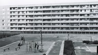 Spielplatz inmitten von Neubauten in der Joseph-Orlopp-Straße, Ost-Berlin Stadtbezirk Lichtenberg, DDR.