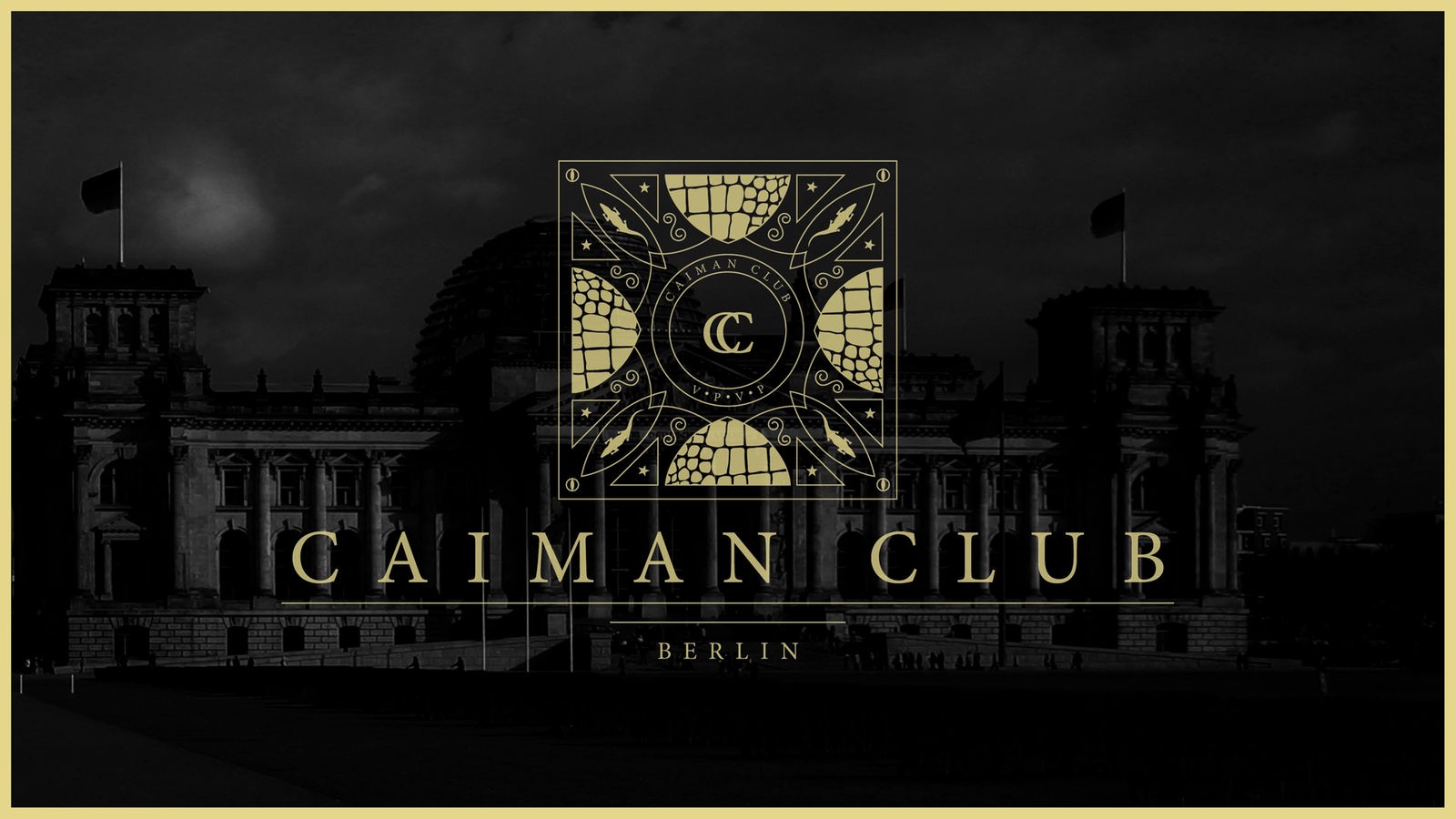 Schriftzug "Caiman Club", dahinter abgedunkelt das deutsche Reichstagsgebäude