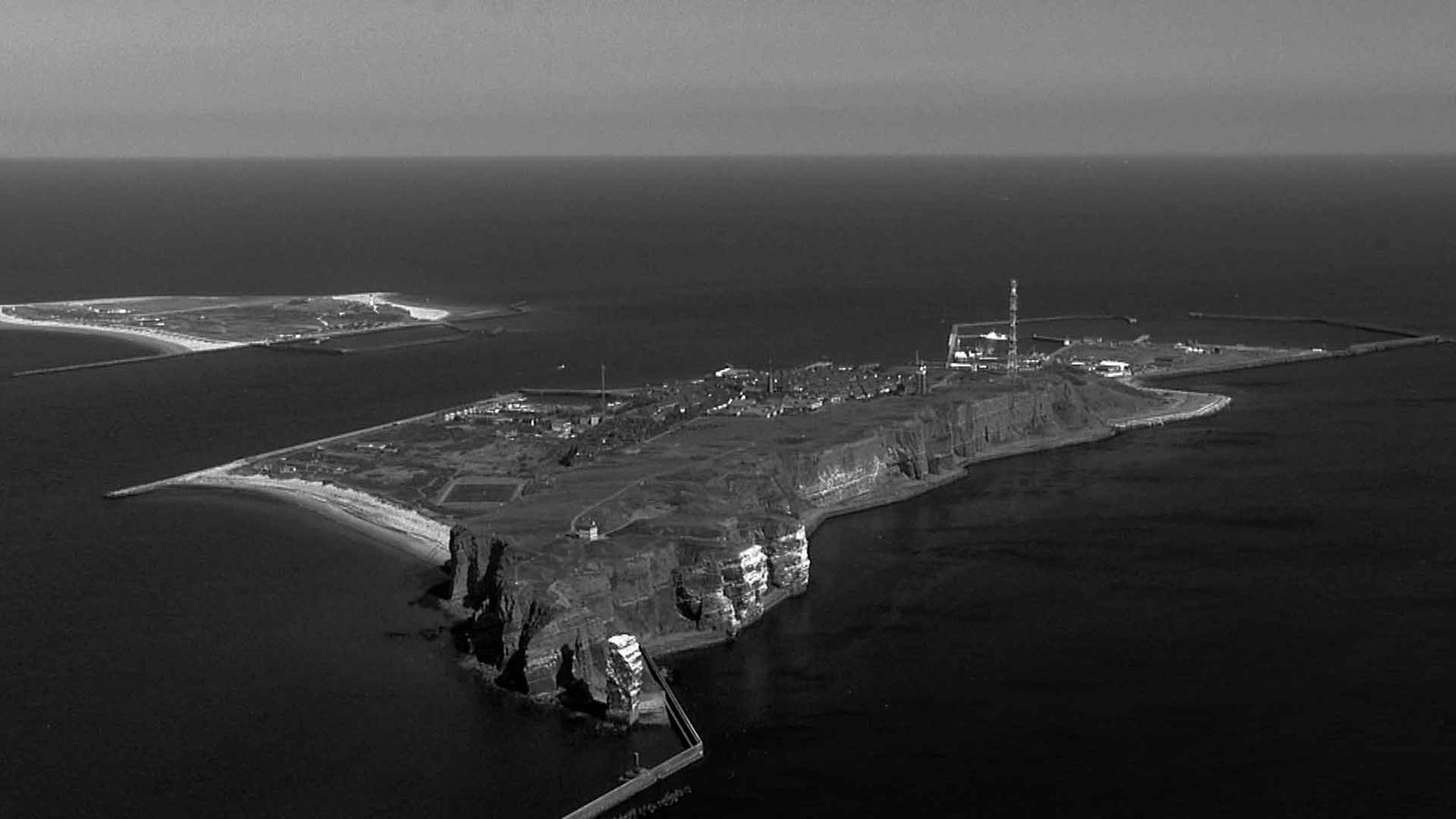 Eine Luftaufnahme von der Insel Helgoland, schwarz weiß.