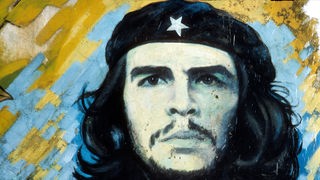 Detail eines politischen Wandbildes in Baracoa, Kuba, das ein Porträt von Che Guevara nach dem berühmten Foto von Alberto Korda zeigt.
