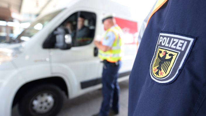 Bundespolizisten kontrollieren am 14.09.2015 am Grenzübergang an der A5 an der Schweizer Grenze bei Weil am Rhein