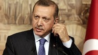Der türkische Ministerpräsident Recep Tayyip Erdogan spricht auf einer Pressekonferenz in Istanbul