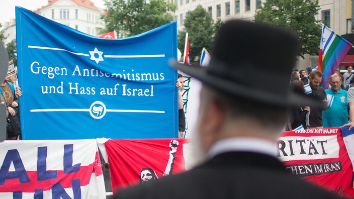 Pro-Israel-Aktivisten demonstrieren am 25.07.2014 gegen eine Veranstaltung anlässlich des Al-Kuds-Tag in Berlin und halten ein Transparent mit der Aufschrift: «Gegen Antisemitismus und Hass auf Israel»