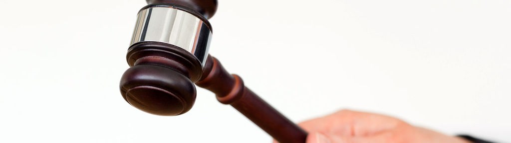 Ein Richter schlägt mit einem Hammer, um ein Urteil zu verkünden
