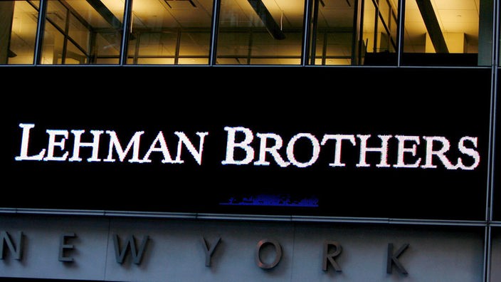 vidriera con el nombre de Lehman Brothers