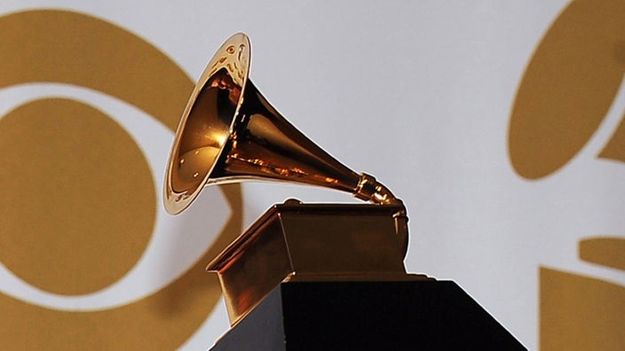 Grammy wird hochgehalten