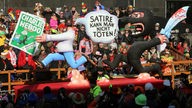 Ein Karnevalswagen zeigt am 16.02.2015 in Düsseldorf (Nordrhein-Westfalen) das Motiv "Charlie Hebdo - Satire kann man nicht töten"