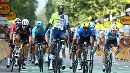 Der Eritreer Biniam Girmay Hailu von Intermarche-Wanty jubelt nach seinem Sieg vor dem Belgier Arnaud De Lie von Lotto Dstny (L.) auf der 3. Etappe der Tour de France 2024 von Plaisance, Italien, nach Turin, Italien (230,5 km) am Montag, den 01. Juli 2024