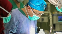 Dr. Walid Ayad im Operationssaal. 