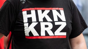 Ein Teilnehmer des Marsches der rechtsextremen Partei "Die Rechte" trägt ein T-Shirt mit der Aufschrift "HKNKRZ".
