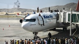Am Flughafen von Kabul spielten sich nach dem 15. August verzweifelte Szenen ab. Tausende wollten aus dem Land fliehen.