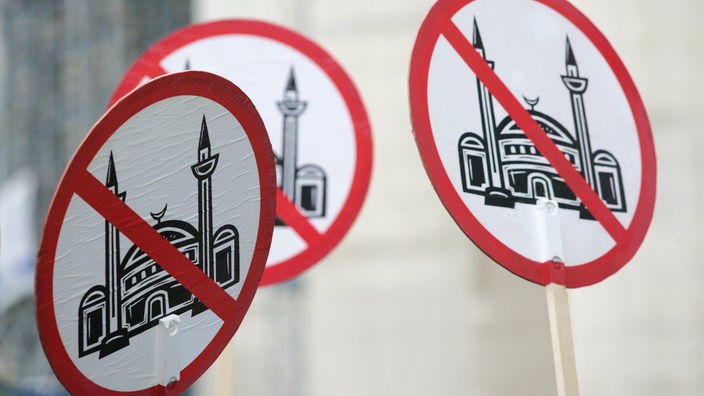 Proteste: Schild mit Moschee , die durchgestrichen ist