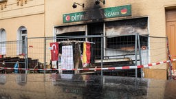 Brandanschlag: Bauzäune verhindern den Zugang zu einer Moschee an der Kühleweinstraße in Reinickendorf
