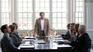 Szene aus "Dopesick" - Richard Sackler (Michael Stuhlbarg) bei einer Vorstandssitzung