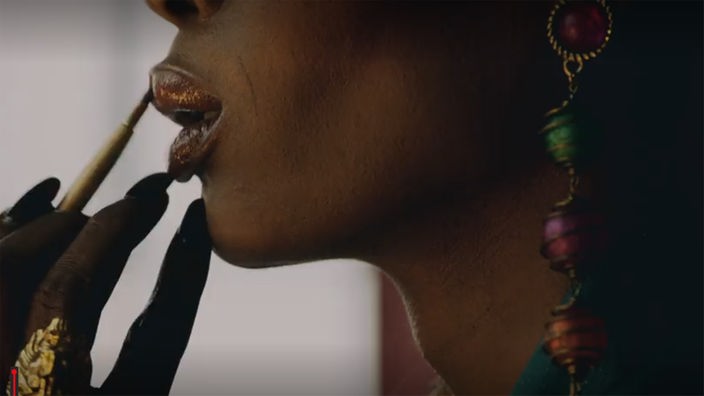 Pose Screenshot aus dem Trailer - Frau schminkt sich den Mund