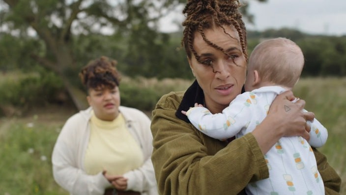 The Baby -  Hauptdarstellerin Natasha mit dem ungewollten Baby im Arm.