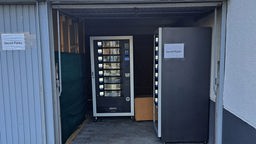 Secret Packs Automat in einer Garage in Chorweiler. 