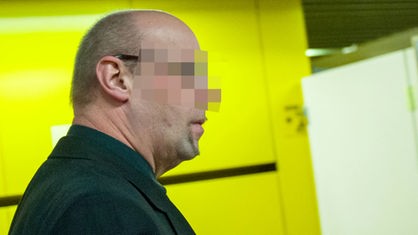 Der Zeuge und ehemalige Verfassungsschutz-Mitarbeiter Andreas T. geht am 03.12.2013 im Oberlandesgericht in München (Bayern) zum Verhandlungssaal