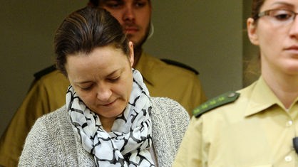 Die Angeklagte Beate Zschäpe kommt am 25.02.2015 in den Gerichtssaal im Oberlandesgericht in München (Bayern)