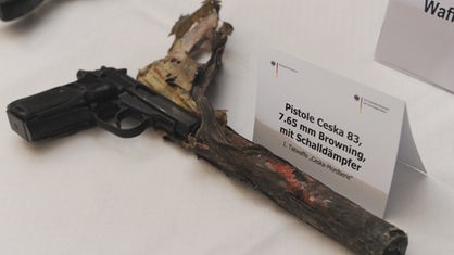 Eine Pistole Ceska 83, 7,65 Browning mit Schalldämpfer, die erste Tatwaffe der sogenannten "Ceska-Mordserie" NSU