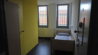 Blick in eine Zelle in der neuen Frauenabteilung der Justizvollzugsanstalt (JVA) Stadelheim in München (Bayern)