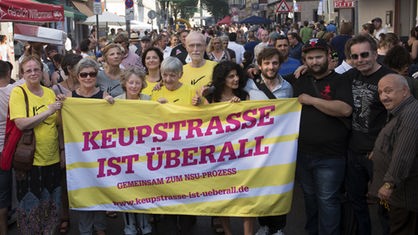 Mitglieder der Initiative "Keupstraße ist Überall" demonstrieren in Köln