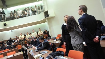 Die Angeklagte Beate Zschäpe (2.v.r) steht im Gerichtssaal des Oberlandesgerichts in München (Bayern)