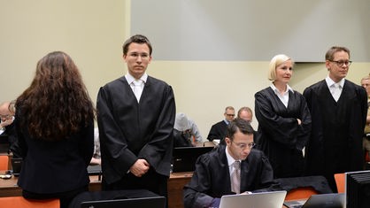 Die Angeklagte Beate Zschäpe (l-r) und ihre Anwälte Mathias Grasel, Wolfgang Stahl, Anja Sturm und Wolfgang Heer haben am 14.07.2015 zu Prozessbeginn im Gerichtssaal im Oberlandesgericht in München (Bayern) ihre Plätze eingenommen