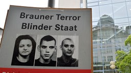 Ein Plakat für eine Diskussionsveranstaltung zum Rechtsextremismus "Brauner Terror - Blinder Staat" ist am Ernst-Abbe-Platz in der Universitätsstadt Jena angebracht