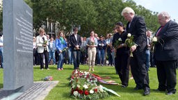 Der Dortmunder Oberbürgermeister Ullrich Sierau und Elif Kubasik, die Ehefrau des am 4. April 2006 ermordeten Dortmunders Mehmet Kubasik legen am Mahnmal zum Gedenken an die Todesopfer des NSU-Terrors am 13.07.2013 in Dortmund (Nordrhein-Westfalen) Rosen nieder