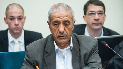 Ismael Yozgat, Vater des Kasseler NSU-Opfers Halit Yozgat, sitzt am 01.10.2013 im Gerichtssaal des Oberlandesgerichts in München (Bayern) vor Nebenkläger-Anwälten