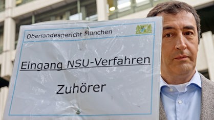 Der Bundesvorsitzende der Grünen, Cem Özdemir steht am 04.09.2014 vor dem Gebäude des Oberlandesgerichts in München (Bayern) um anschließend den NSU-Prozess zu verfolgen