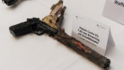 Eine Pistole Ceska 83, 7,65 Browning mit Schalldämpfer, die erste Tatwaffe der sogenannten «Ceska-Mordserie»