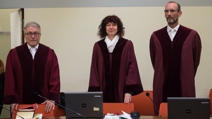 Bundesanwalt Herbert Diemer (l-r), Oberstaatsanwältin Anette Greger und Bundesanwalt Jochen Weingarten stehen am 07.10.2014 im Gerichtssaal 101 des Oberlandesgericht in München (Bayern) hinter ihren Plätzen
