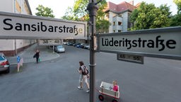 Ein Straßenschild mit den Namen «Sansibarstraße» und «Lüderitzstraße» steht am 14.06.2017 an einer Kreuzung im afrikanischen Viertel in Berlin