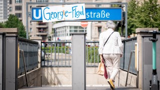 Eingang U-Bahn Haltestelle Mohrenstraße in Berlin-Mitte. Das "Mohren" überklebt mit "George Flyod"