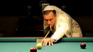 Jude Law als Papst spielt Billard und raucht.