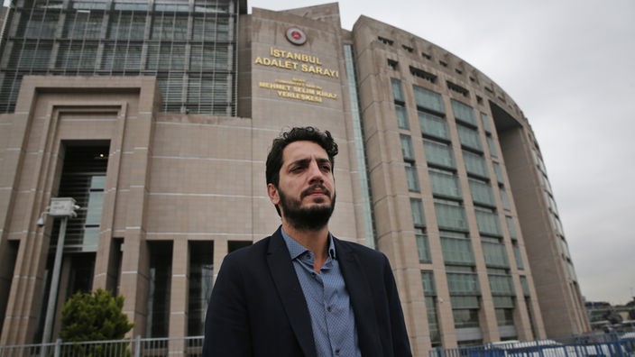 Anwalt Veysel Ok vor dem Justizpalast in Istanbul