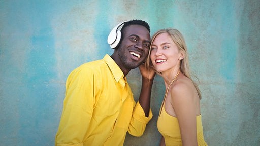 Mann und Frau hören Musik 