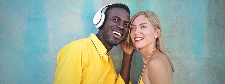 Mann und Frau hören Musik 