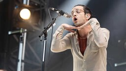 Sänger Matty Healy von der Band 1975 live auf der Bühne.