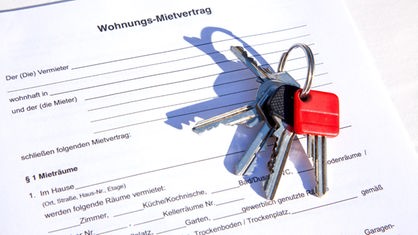 Svežanj ključeva na ugovoru za iznajmljivanje stana