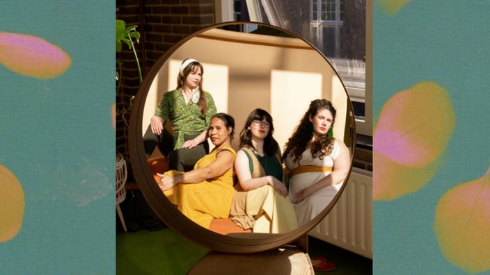 Die vier Sängerinnen der niederländischen Band Cantorias sind in einem Spiegel zu sehen. 